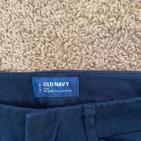Old navy Pixie and Nacy crop size 4 - Picture 2 of 4